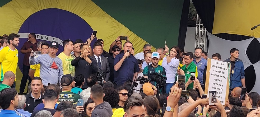 Bolsonaro discursa para apoiadores em evento da campanha à reeleição em Betim (MG) — Foto: Dener Alano/TV Globo