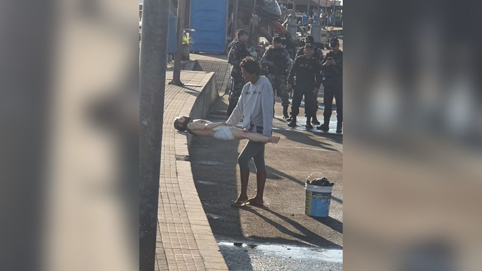 Mulher ficou segurando a imagem e não deixava ninguém se aproximar  — Foto: Redes sociais 