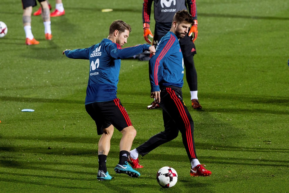 Sergio Ramos e Piqué, em treino da Espanha nesta semana (Foto: Rodrigo Jimenez/EFE)