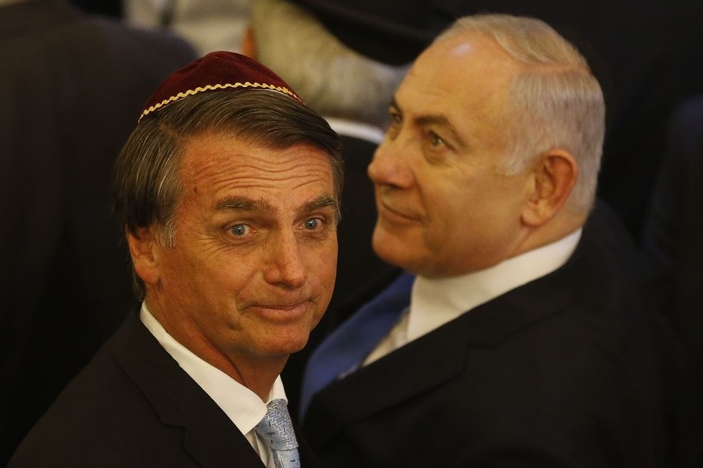 O presidente Jair Bolsonaro e o primeiro-ministro de Israel, Benjamin Netanyahu, durante visita à sinagoga no Rio de Janeiro — Foto: Fernando Frazão/Agência Brasil