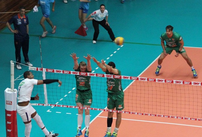 Cruzeiro faz 3 a 0 no Canoas e segue sem perder na Superliga masculina