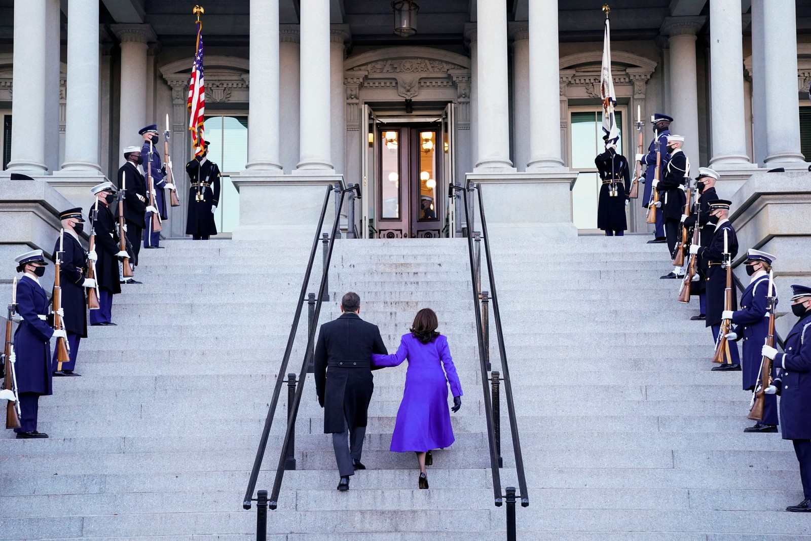 Kamala Harris e Douglas Emhoff sobem a escadaria do Eisenhower Executive Office Building na Casa BrancaREUTERS