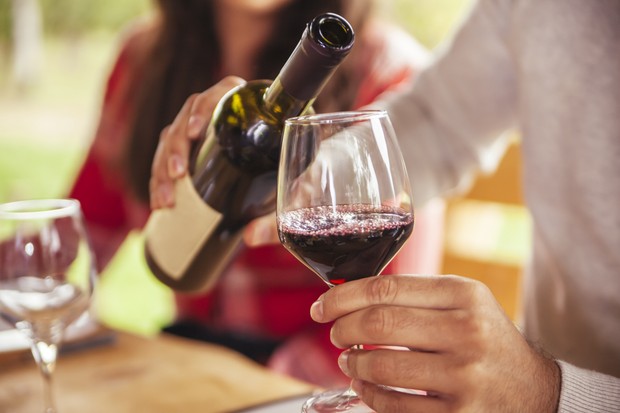 5 vinhos ótimos para os dias quentes – e como harmonizar! (Foto: Getty Images/Westend61)