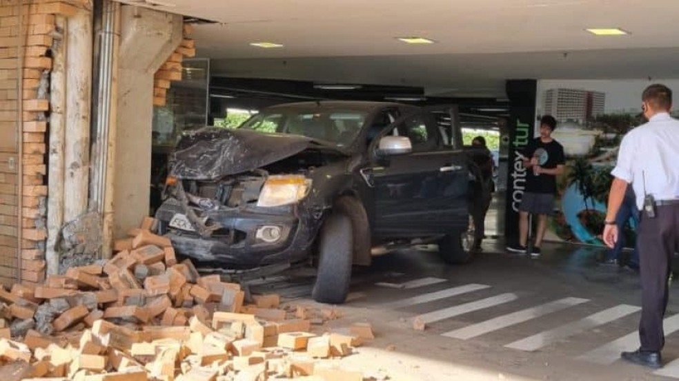 Motorista teria perdido controle da direção antes de bater na parede do supermercado em Marília (SP) — Foto: Reprodução/Redes sociais