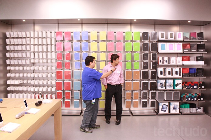 Acessórios na Apple Store (Foto: Allan Melo / TechTudo)