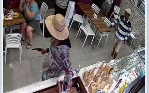 Hamburgueria e loja de açaí são assaltadas em bairro nobre de Salvador; câmeras flagram ações | Bahia | G1