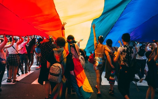 Com qual sigla suas respostas se identifica na Bandeira LGBT?