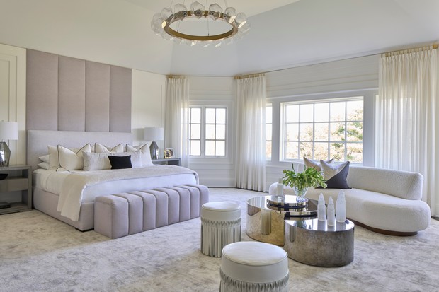 Suíte virou espaço aconchegante da casa (Foto: Marco Ricca/Divulgação) Décor do dia: suíte ampla com decoração neutra e luz natural (Foto: Marco Ricca/Divulgação)