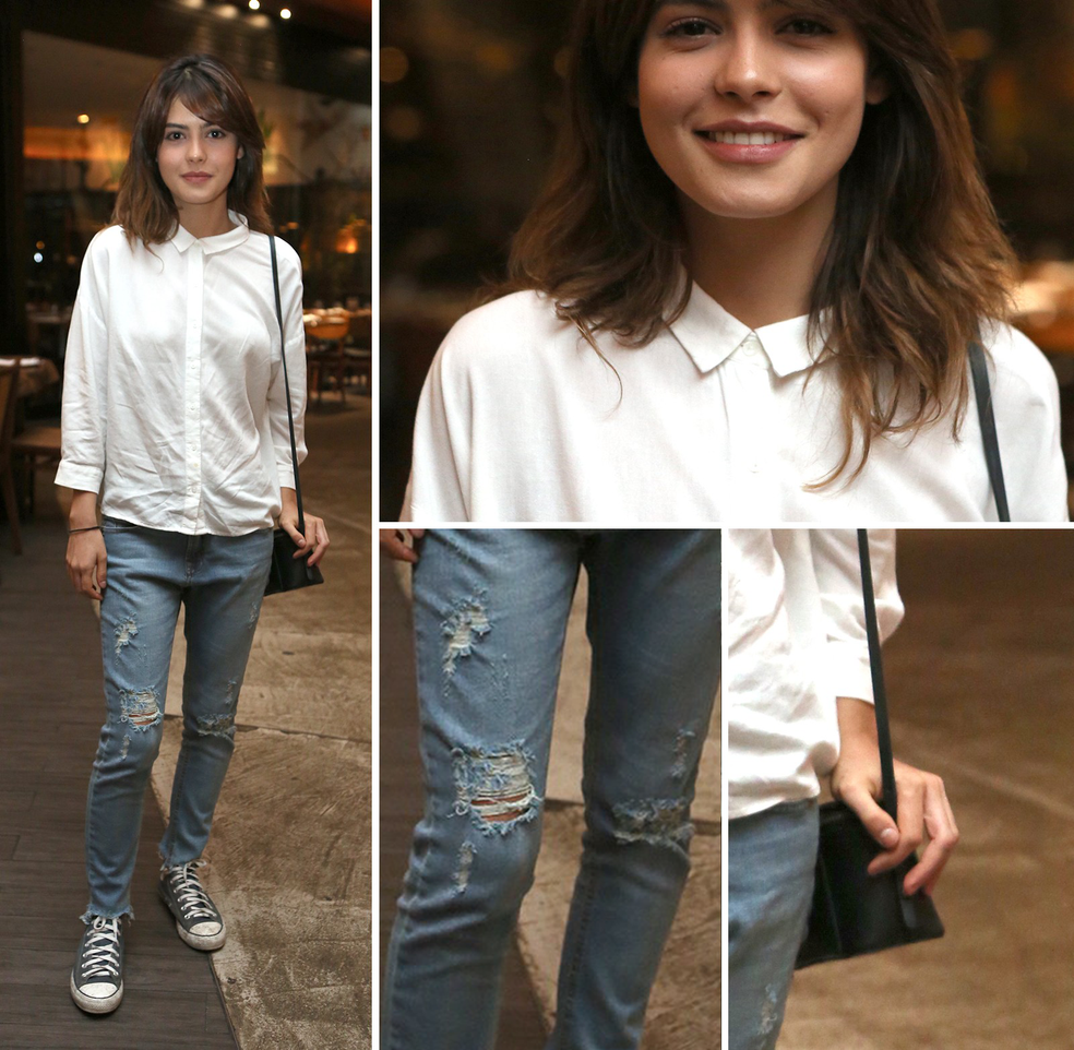 Julia Dalavia aproveitou a folga das gravações de Os Dias Eram Assim e surgiu prática, linda e despojada com jeans destroyed e blusa branca de botão com tênis nos pés (Foto:  Isabella Pinheiro (foto) e Daniel Chevrand (arte) / Gshow)