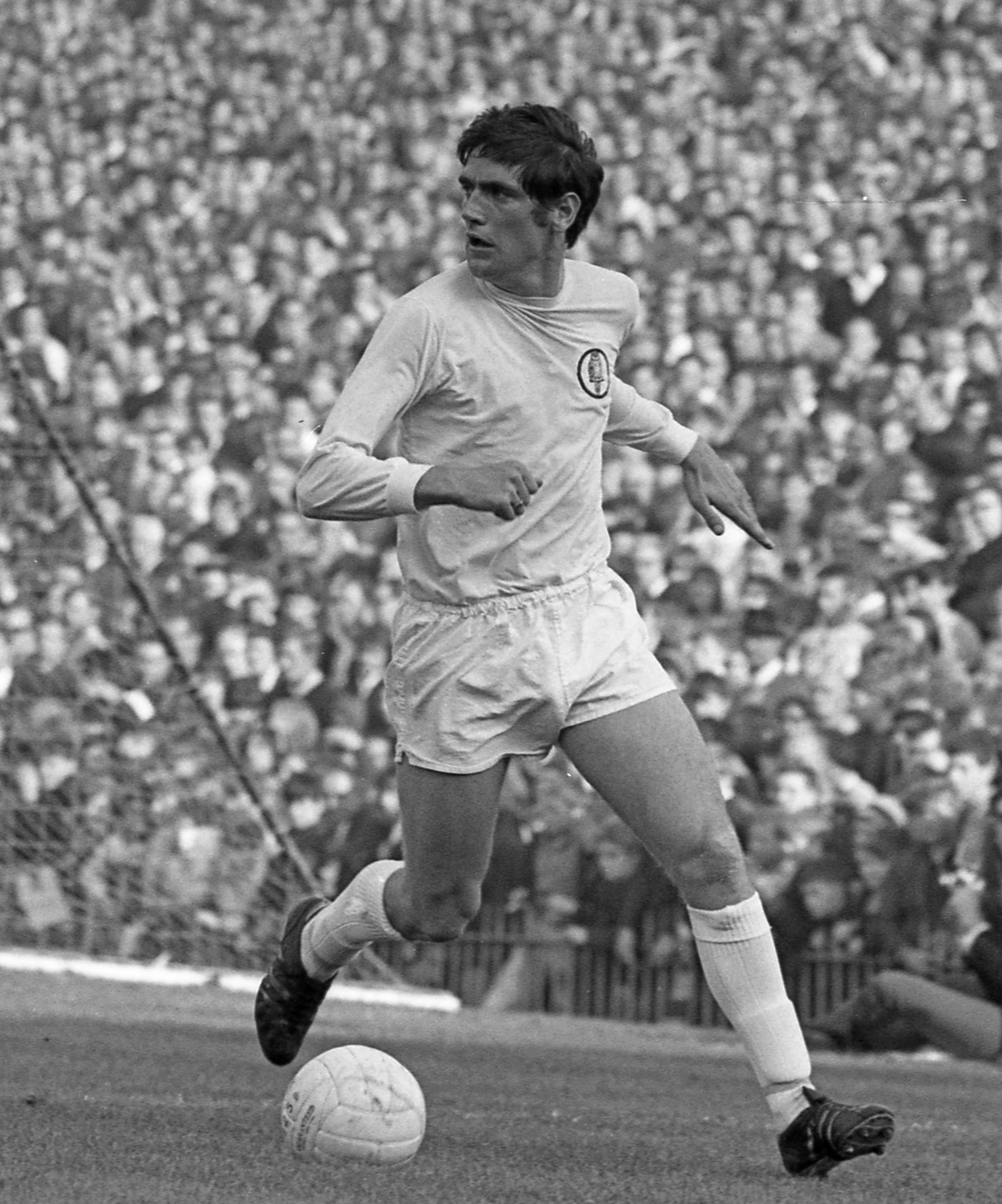 Norman Hunter em ação pelo Leeds United contra o Crystal Palaceem uma partida em outubro de 1969 (Foto: Getty Images/Ian McLennan)