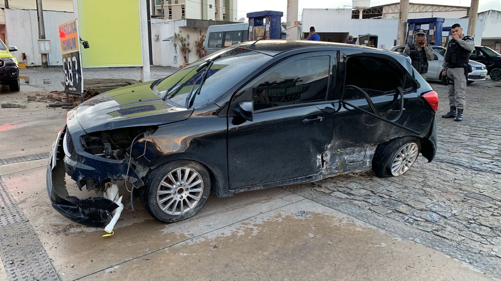Motorista perde controle da carro e bate em mureta de posto no Barro Duro, em Maceió
