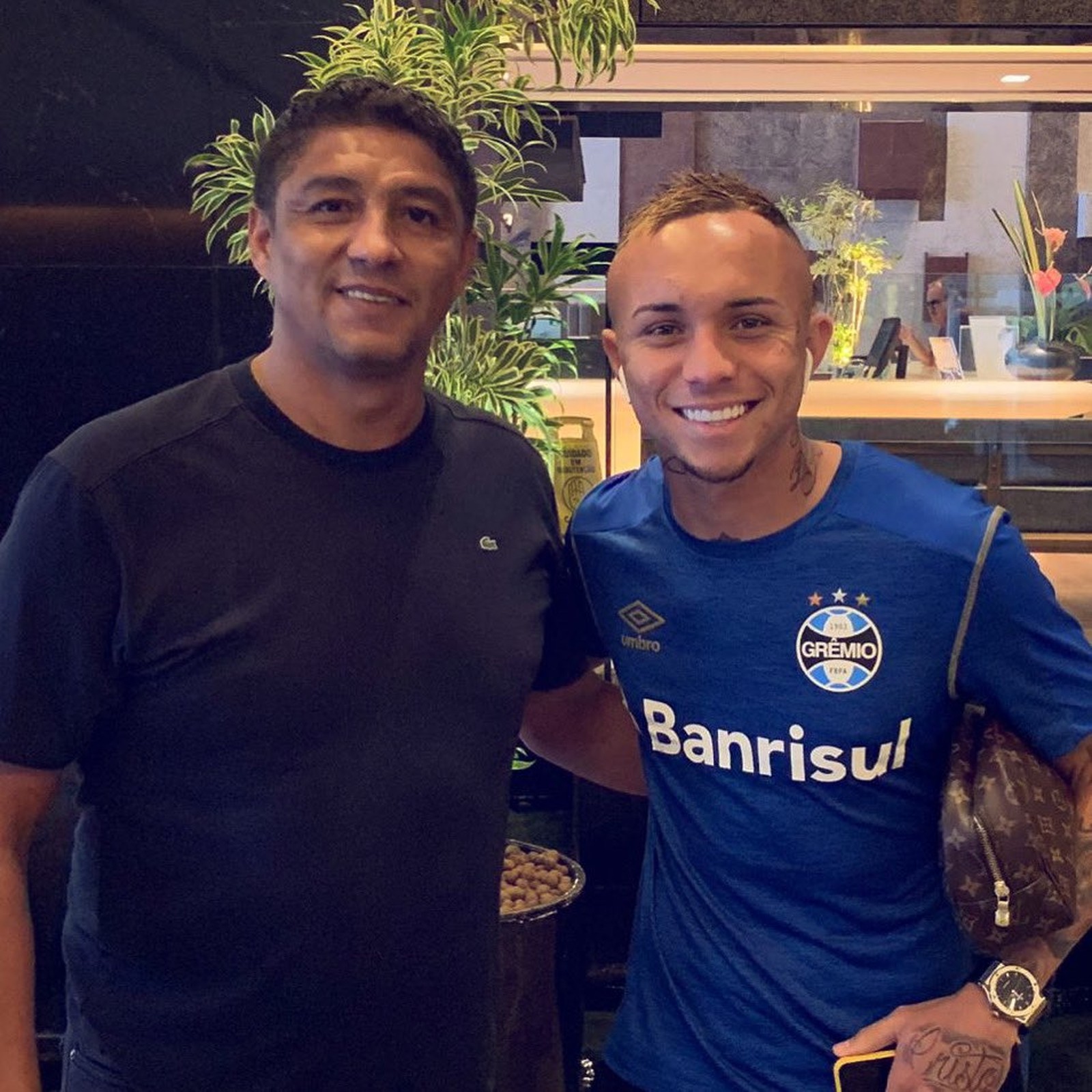 Jardel faz visita ao Grêmio em hotel em Fortaleza
