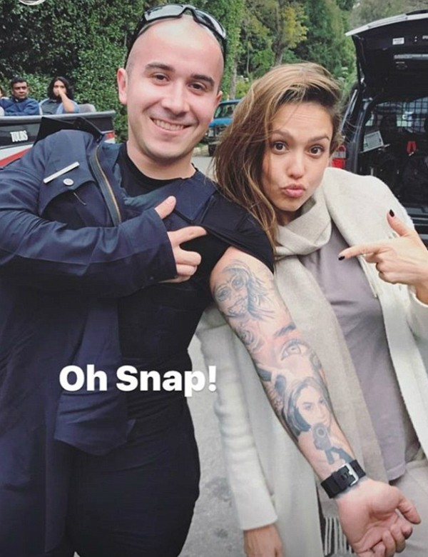 Jessica Alba com o policial com a tatuagem de seu rosto (Foto: Instagram)