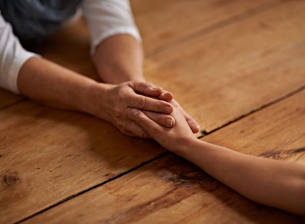 O luto que muitas pessoas enfrentam com o falecimento familiar pode ter desdobramentos sérios na saúde (Foto: Getty Images/ Reprodução)