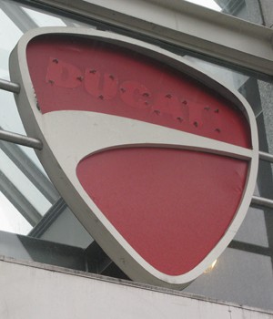 Logo da Ducati na Juscelino Kubitschek (Foto: Rafael Miotto/G1)