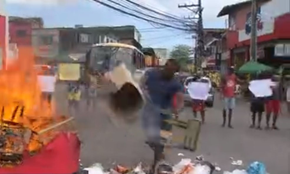 Familiares de mulher que morreu após ser atingida por bala perdida ao voltar do trabalho em Salvador fazem protestam — Foto: Reprodução/TV Bahia
