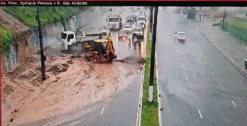 Deslizamento é registrado na Avenida Epitácio Pessoa  — Foto: SEMOB/Divulgação 