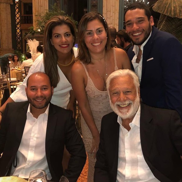 Antonio Fagundes posa com os 4 filhos para foto (Foto: Reprodução/Instagram)