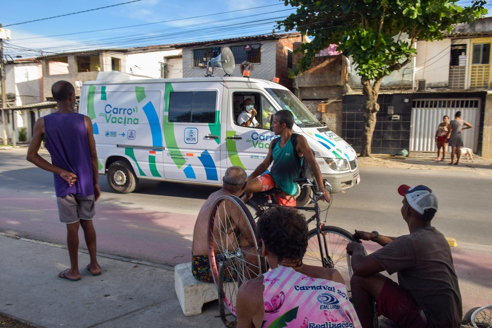Carro da vacina percorre pontos da cidade do Recife para aplicar doses do imunizante contra a Covid-19 — Foto: Daniel Tavares/PCR