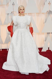 O modelo branco assinado pelo estilista foi o eleito de Lady Gaga no Oscar 2015