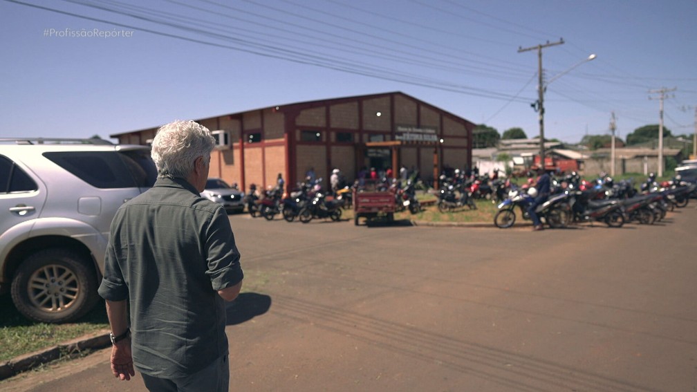 Aglomera��o em frente ao Centro Cultural de Coronel Sapucaia (MS) � Foto: Profiss�o Rep�rter
