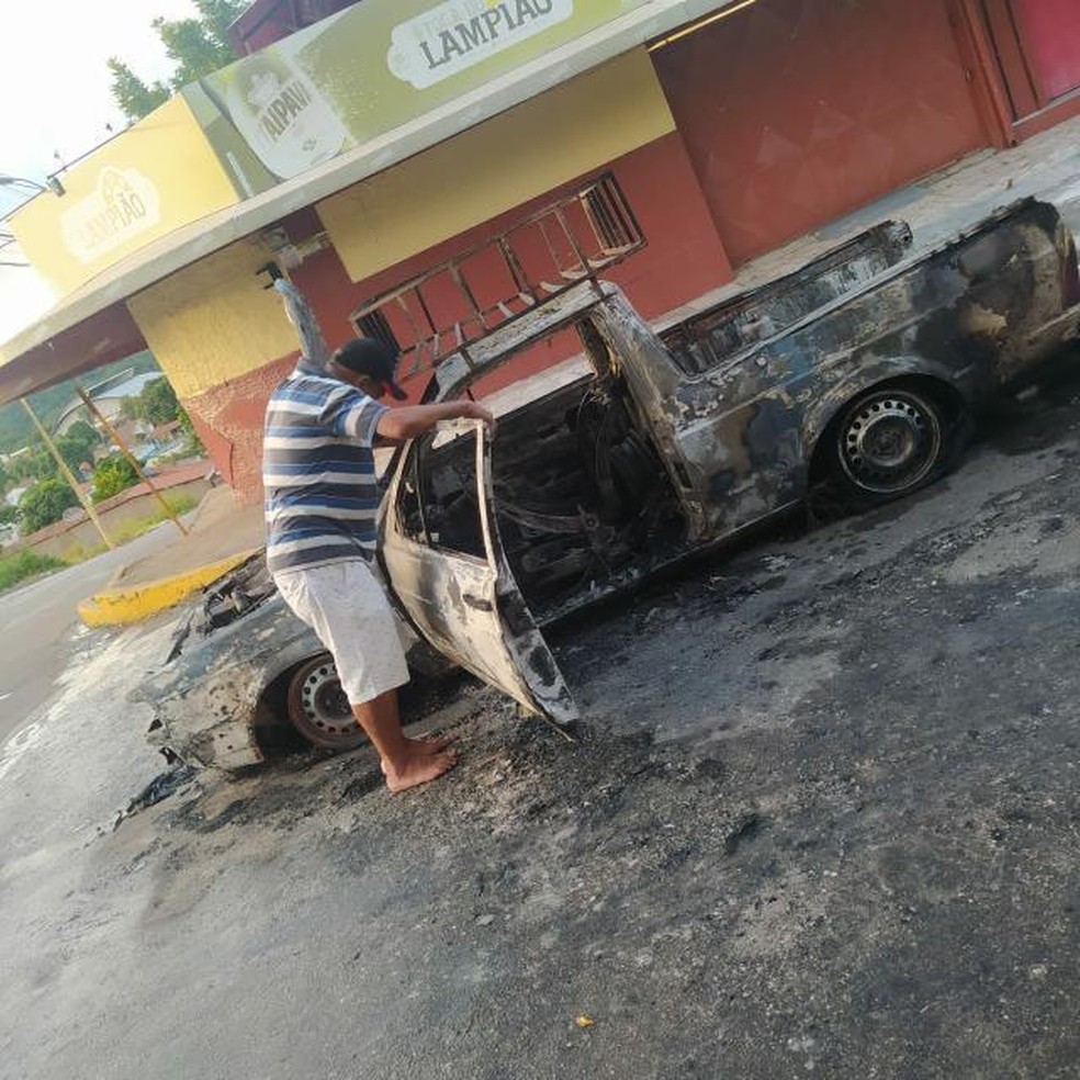 Verdureiro teve carro incendiado após pane elétrica no Crato — Foto: Corpo de Bombeiros/Divulgação