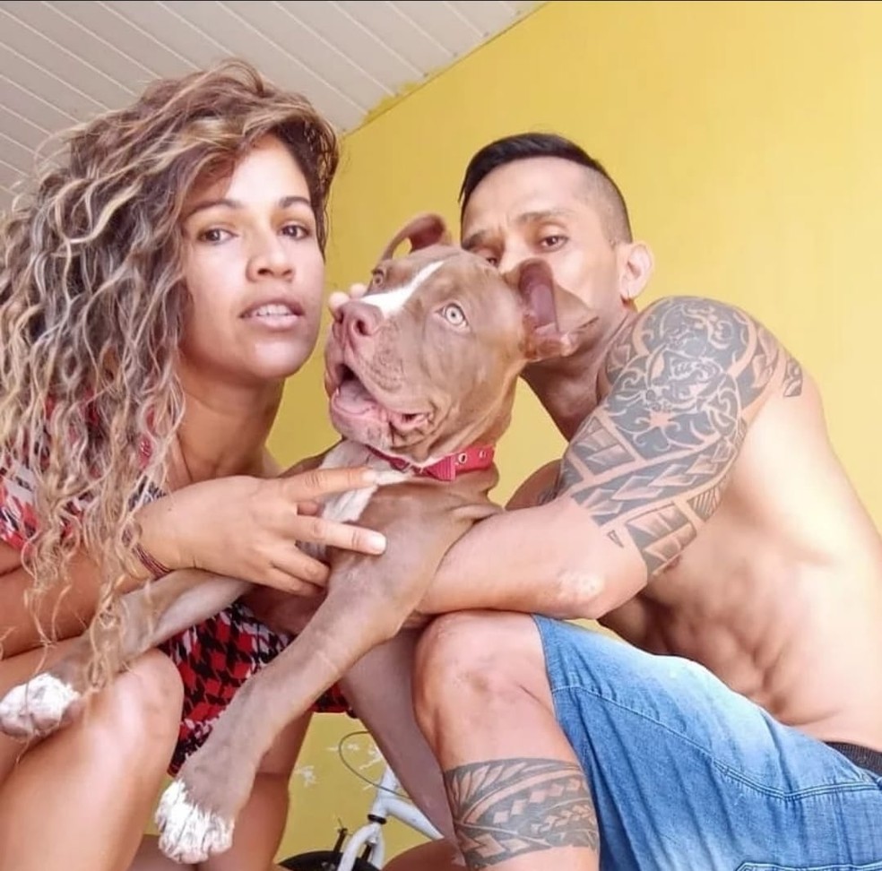 Kelma e Antonio costumam gravar vários vídeos com seus cachorros, especialmente o Zeus — Foto: Arquivo pessoal