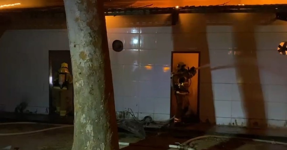 Chamas atingiram sede da Verágua na noite dessa terça-feira (28) em Senador Guiomard — Foto: Arquivo/Corpo de Bombeiros