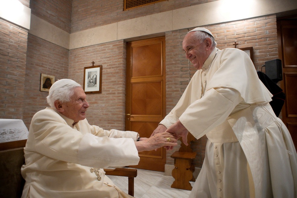 O Papa Francisco cumprimenta o Papa Emérito Bento XVI durante uma reunião após uma cerimônia no Vaticano em 28 de novembro de 2020 — Foto: Vatican Media via Reuters