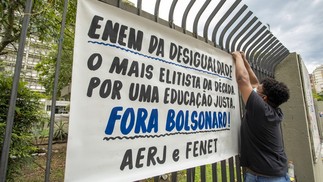 Na Uerj, no Rio, estudantes penduram faixa contra o governo Bolsonaro, criticando desigualdade de oportunidades para que candidatos se preparassem para o exame durante a pandemia Agência O Globo