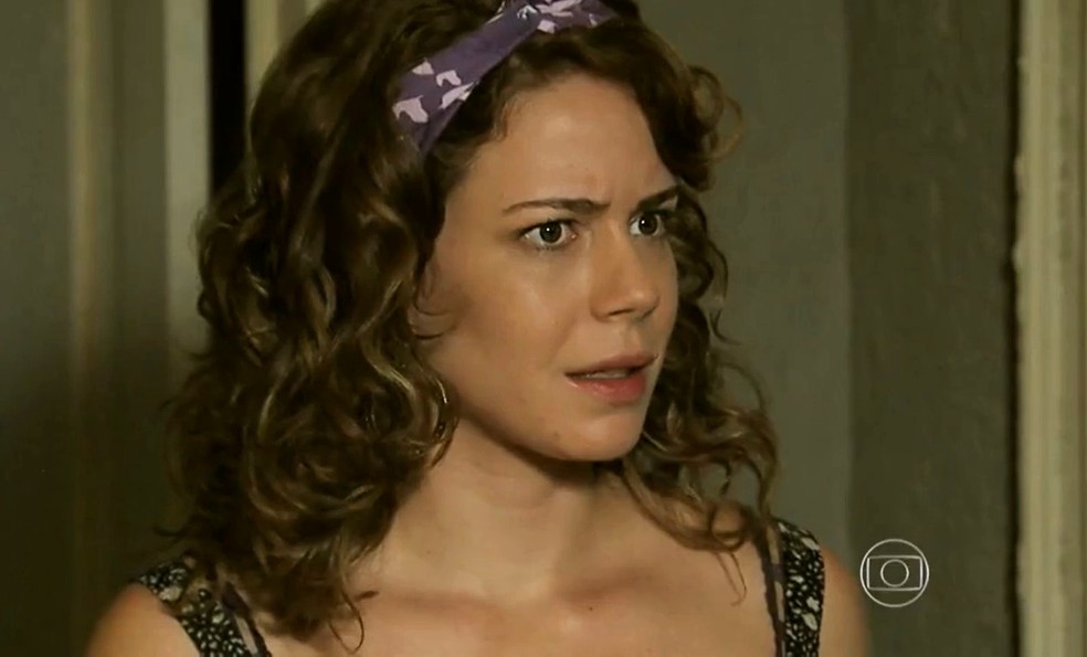Cristina (Leandra Leal) se preocupa com o comportamento de Cora (Drica Moraes) - 'Império' — Foto: Globo