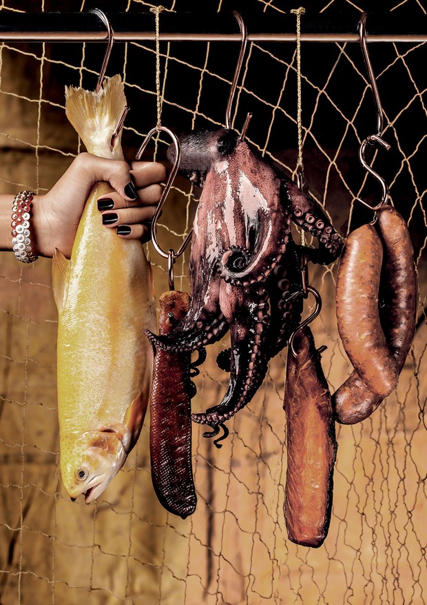 Da esquerda para a direita, bottarga e filé de tainha defumado do projeto A.MAR e chorizo de atum do restaurante Cais. Bracelete Bvlgari (Foto: Carlos Bessa)
