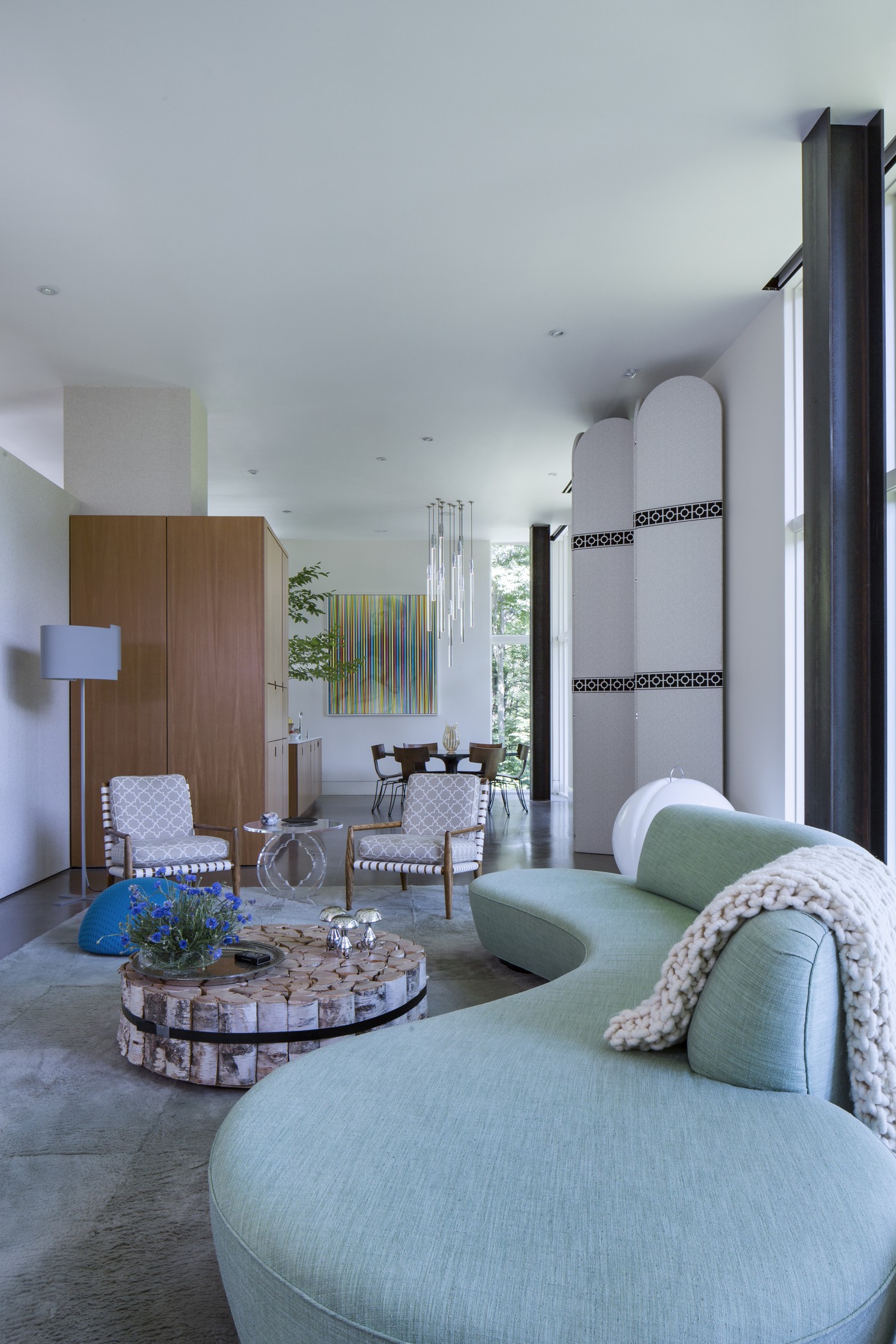 Décor do dia: sala de estar com pé-direito duplo e toques de cor (Foto:  Massimo Vitali)