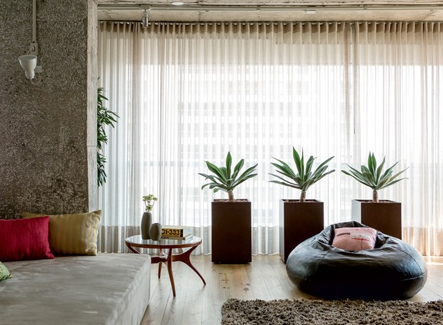 apartamento-decoracao-estudio-vitor-penha-estilo-industrial-concreto-aparente-janela (Foto: Edu Castello/Editora Globo)