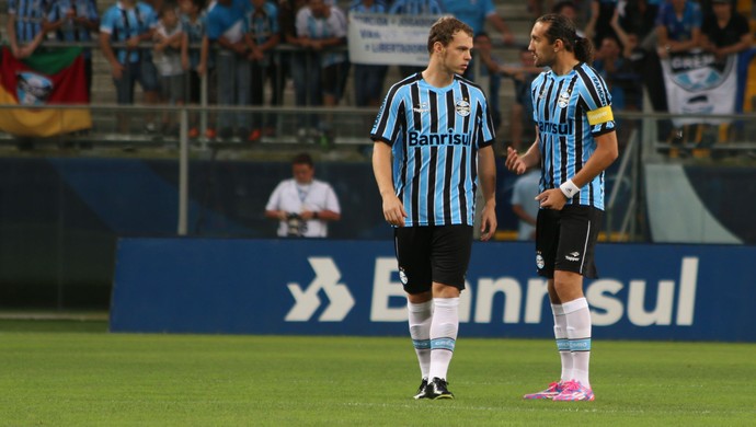 Fartura ofensiva pode frear ascensão de jovens centroavantes no Grêmio