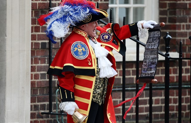 LONDON, ENGLAND - APRIL 23:  A town crier announces that the Duchess of Cambridge has given birth to a baby boy at St Mary's Hospital on April 23, 2018 in London, England. The Duke and Duchess of Cambridge's third child was born this morning at 11:01, wei (Foto: Getty Images)