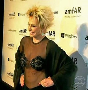 Ana Maria mostra vestido (Foto: Mais Você/TV Globo)
