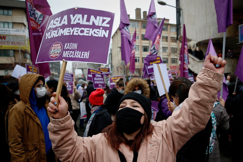 Mulheres protestam contra a saída da Turquia da Convenção de Convenção de Istambul. — Foto: REUTERS
