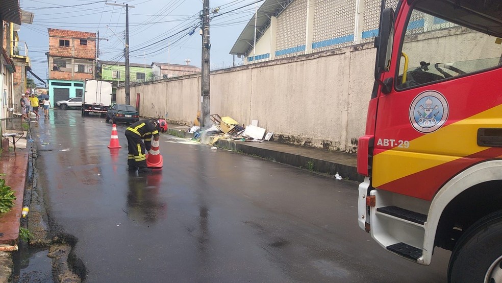 Cabo de alta tensão pegou fogo ao cair perto de escola em Manaus — Foto: Corpo de Bombeiros do Amazonas