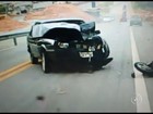 Motociclista rodopia no ar após ser atingido por carro guiado por menor