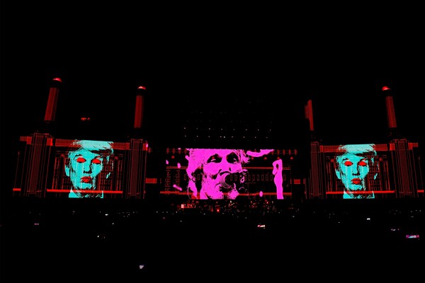 INDIO, CA - OCTOBER 09:  An illustration of Donald Trump appears on the screen during Roger Waters performance at Desert Trip at the Empire Polo Field on October 9, 2016 in Indio, California.  (Photo by Kevin Winter/Getty Images) (Foto: Getty Images)