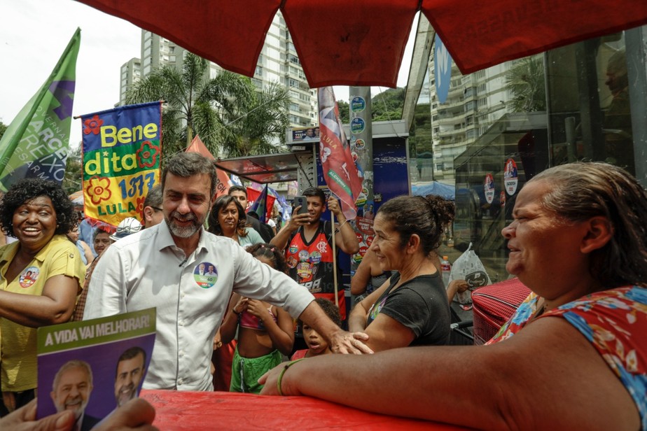O candidato ao governo do Rio Marcelo Freixo (PSB) faz campanha no mercado popular da Rocinha