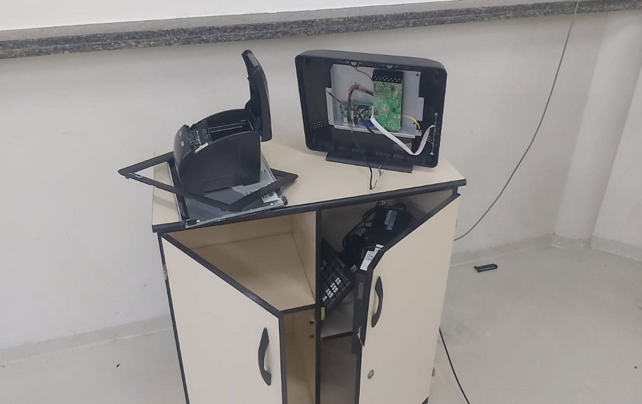 Pacientes que aguardavam horas na fila vandalizam computador de unidade de saúde em Marília