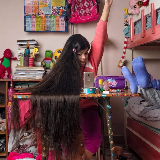 Antonella estuda via Zoom, usando o celular de sua mãe, em seu quarto em casa em Buenos Aires, Argentina, em 13 de junho de 2021 (Foto: IRINA WERNING PARA CENTRO PULITZER via BBC)