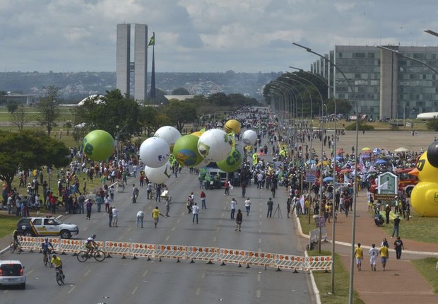 Manifestantes se reúnem para ato contra reforma trabalhista e da Previdência na Esplanada dos Ministérios em brasília (Foto: Marcello Casal Jr/Agência Brasil)
