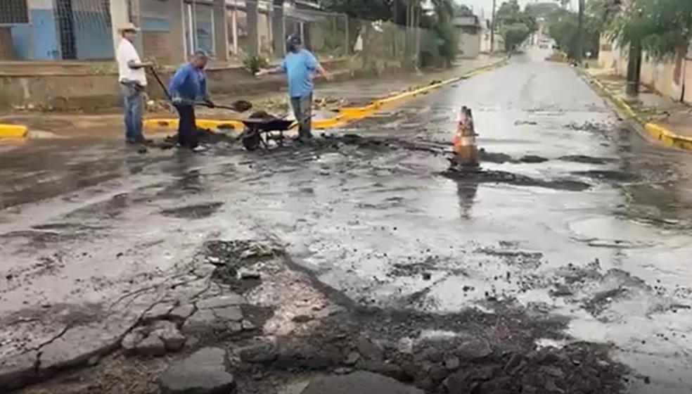 Parte do asfalto foi arrancada pela força da água em rua de Tupã — Foto: Portal Tupãcity/Divulgação