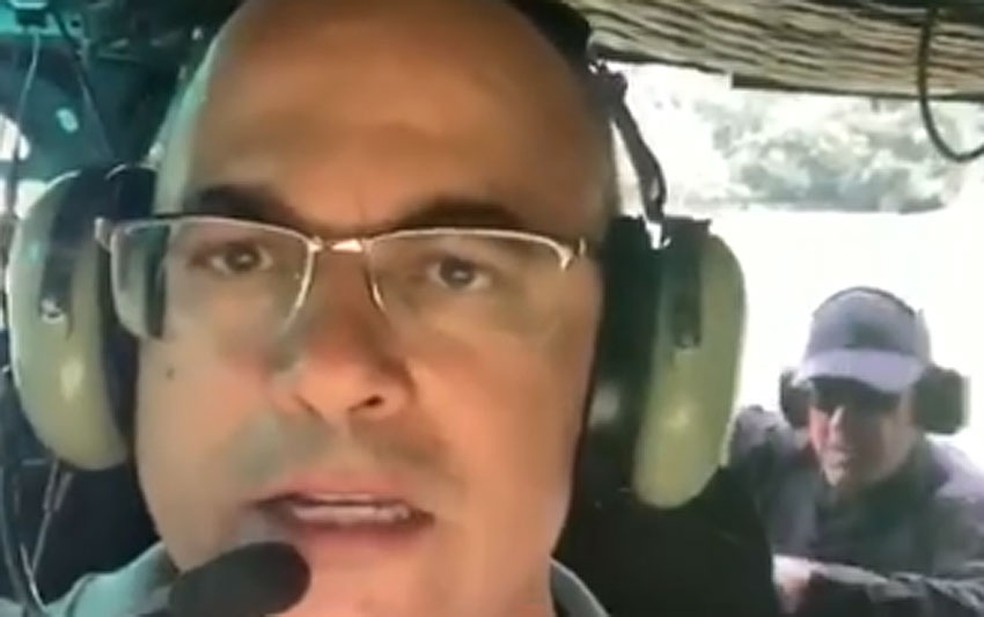 O governador do RJ, Wilson Witzel, participa de voo da polÃ­cia sobre Angra dos Reis â Foto: ReproduÃ§Ã£o/TV Globo