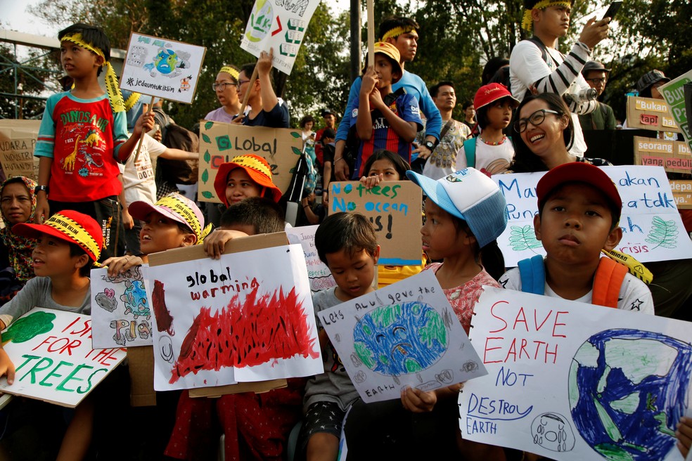 Crianças seguram cartazes em protesto pelo clima em Jacarta, Indonésia. — Foto: Irene Barlian/Reuters