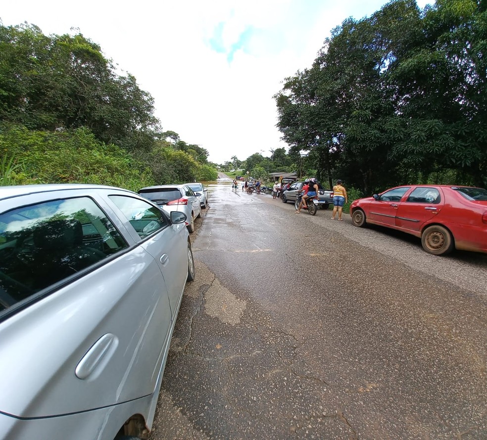 Moradores fazem fila na estrada do Santo Antônio em Porto Velho — Foto: Maico Garcia
