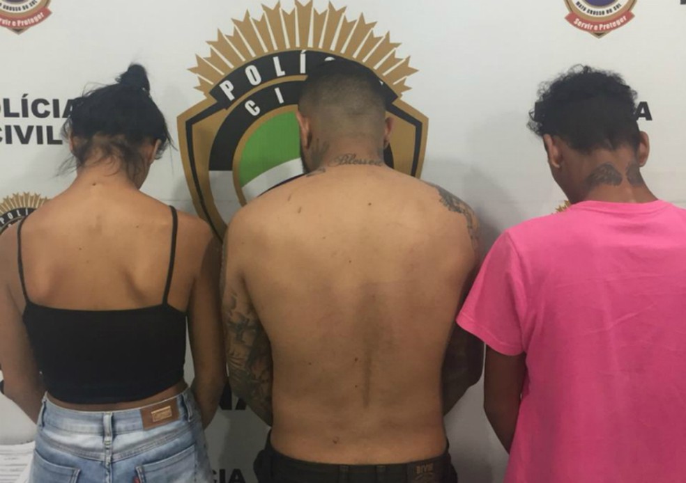 Suspeito apontado como l&iacute;der de fac&ccedil;&atilde;o, um outro homem e uma mulher foram presos pela Pol&iacute;cia Civil em Navira&iacute; &mdash; Foto: Pol&iacute;cia Civil/Divulga&ccedil;&atilde;o